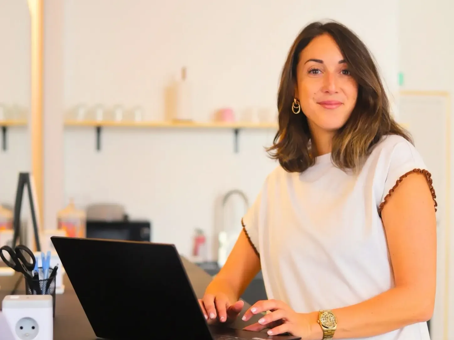 Femme travaillant sur son ordinateur portable dans l'espace de coworking d'Espace Agora à Calvisson