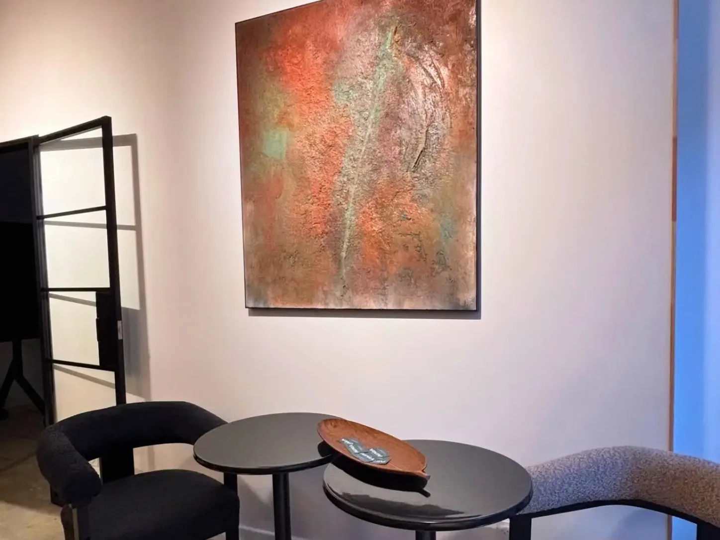 Coin salon d'Espace Agora à Calvisson, fauteuils et tables pour accueillir clients et visiteurs